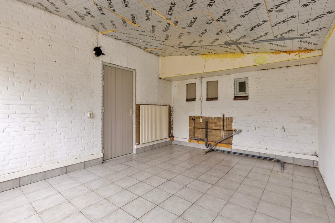 Detached home with potential on large plot near Mill — 24