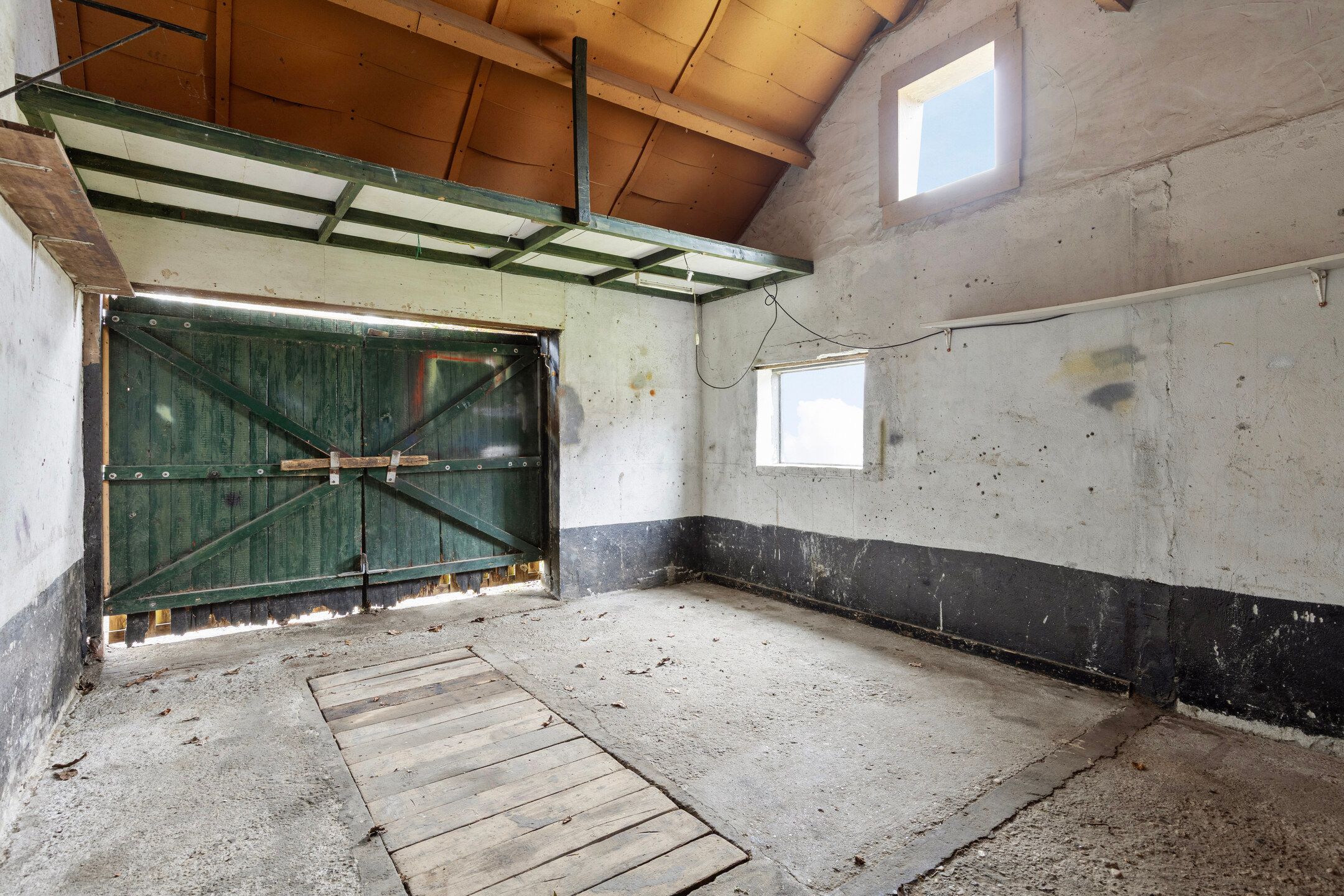 Detached home with potential on large plot near Mill — 33
