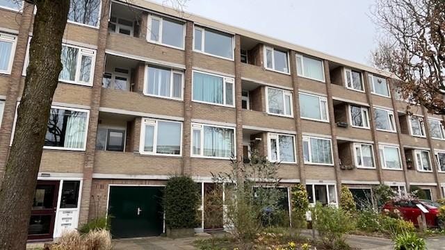 Renovated 4-Room Apartment with Two Balconies in De Bilt Oost — 32