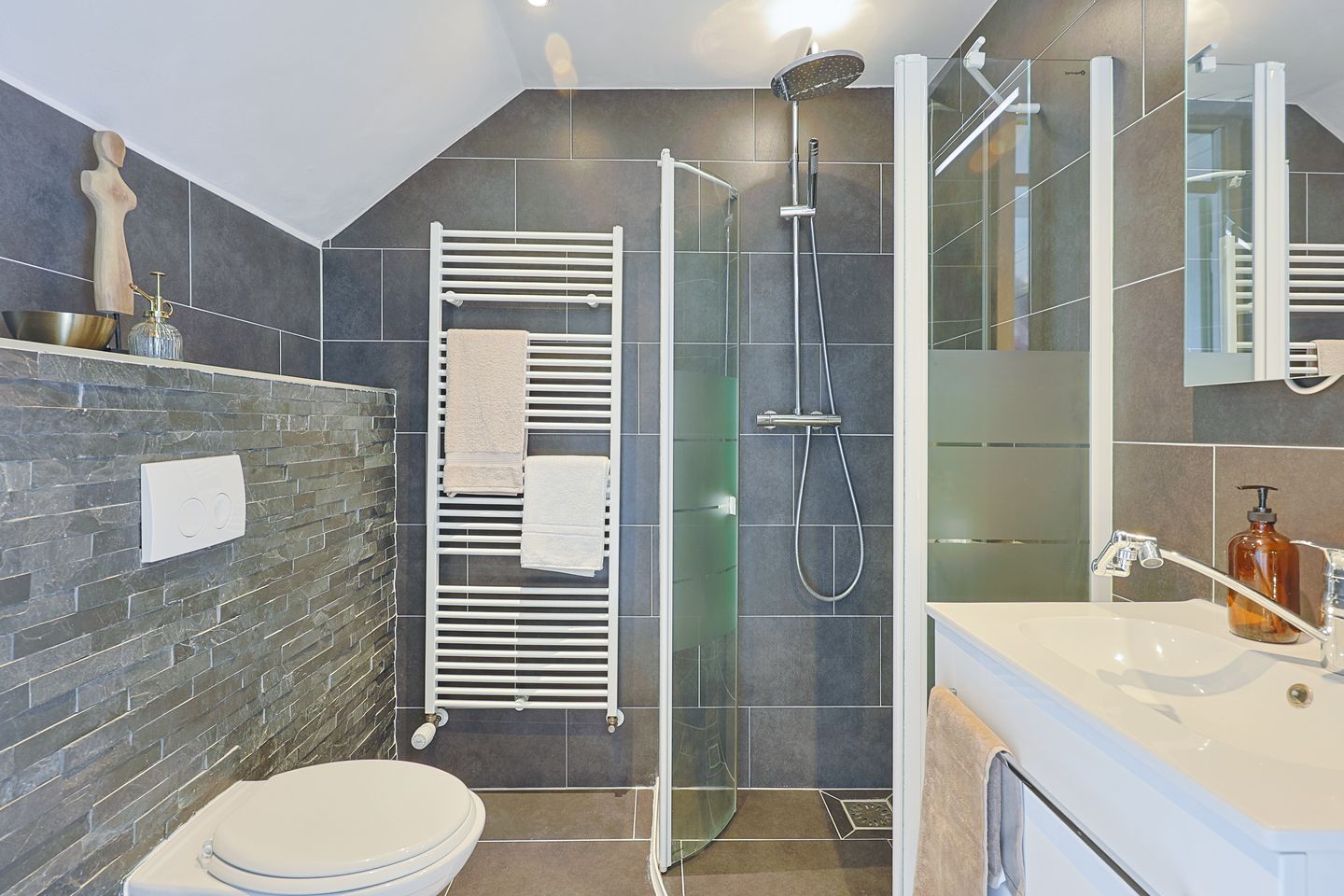 Spacious three room maisonnette with full width west facing balcony in charming Lauwerecht — 20
