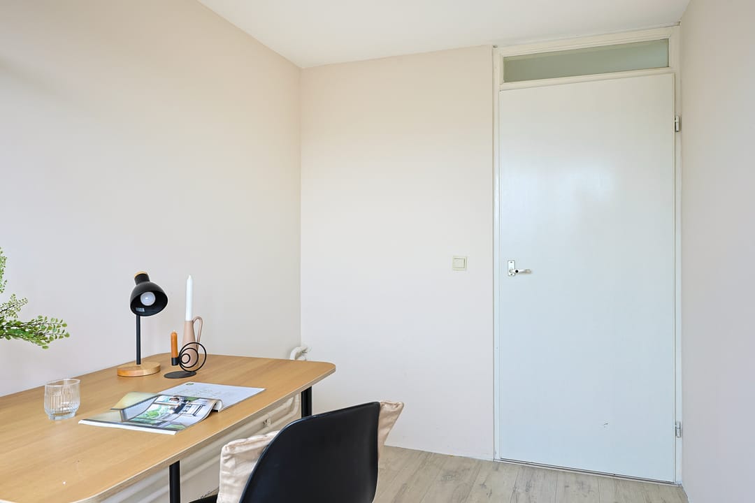 Spacious three room maisonnette with full width west facing balcony in charming Lauwerecht — 23