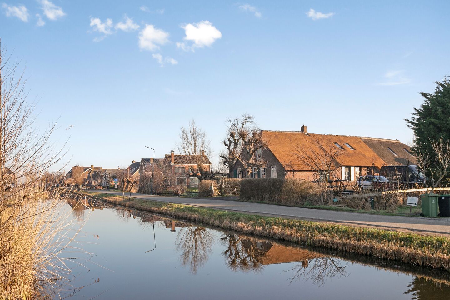 Vrijstaande boerderij met ruim perceel en bijgebouwen in Kamerik