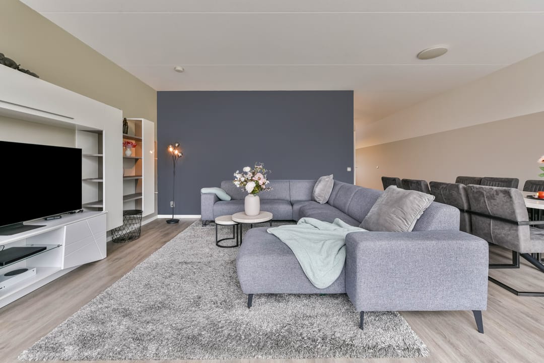Spacious split-level home with 2 bathrooms and private parking — 13