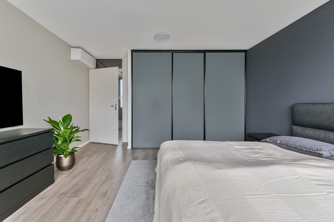 Spacious split-level home with 2 bathrooms and private parking — 31