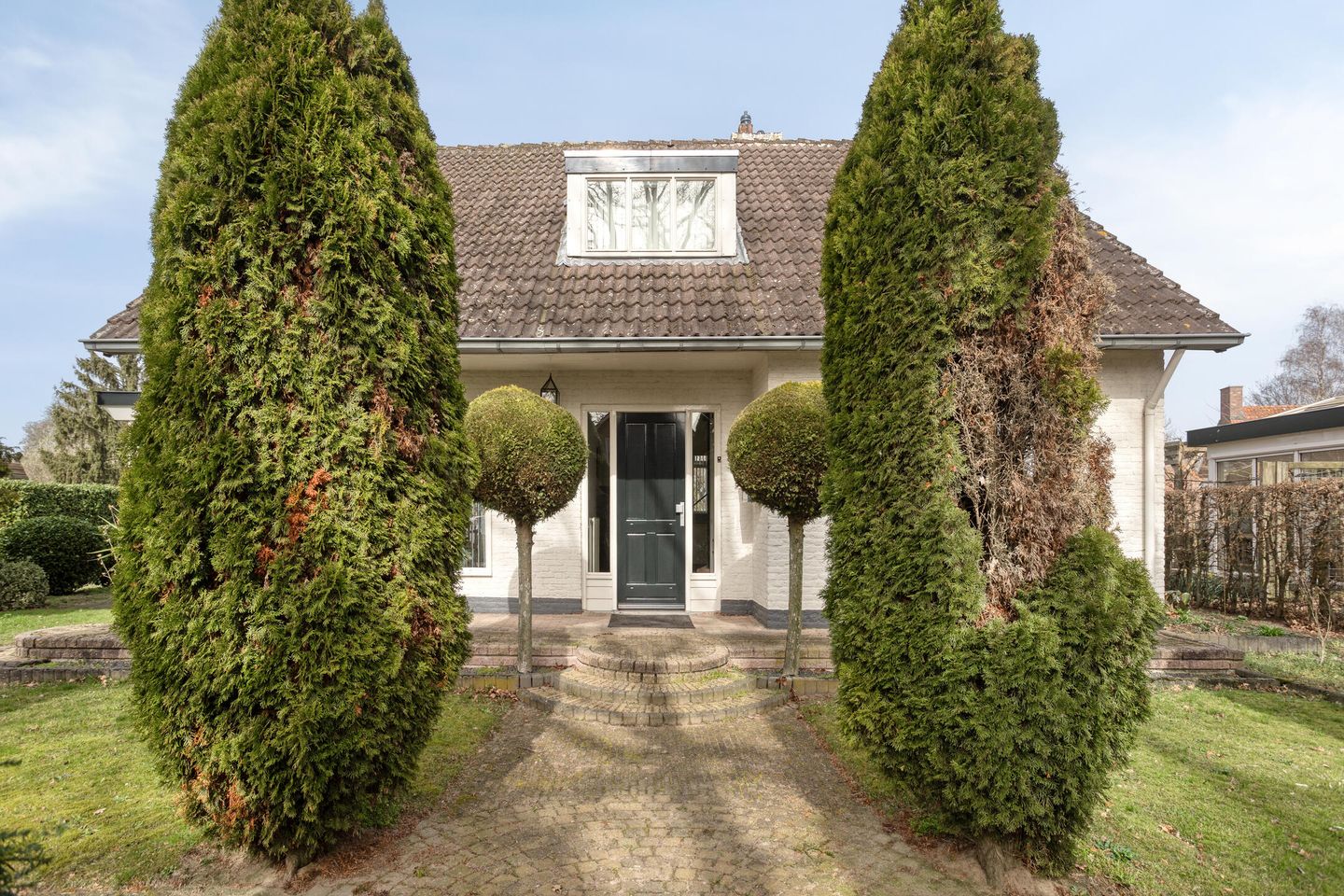 Detached Semibungalow with Two Bathrooms, Garage, and Landscaped Garden in Linden — 7