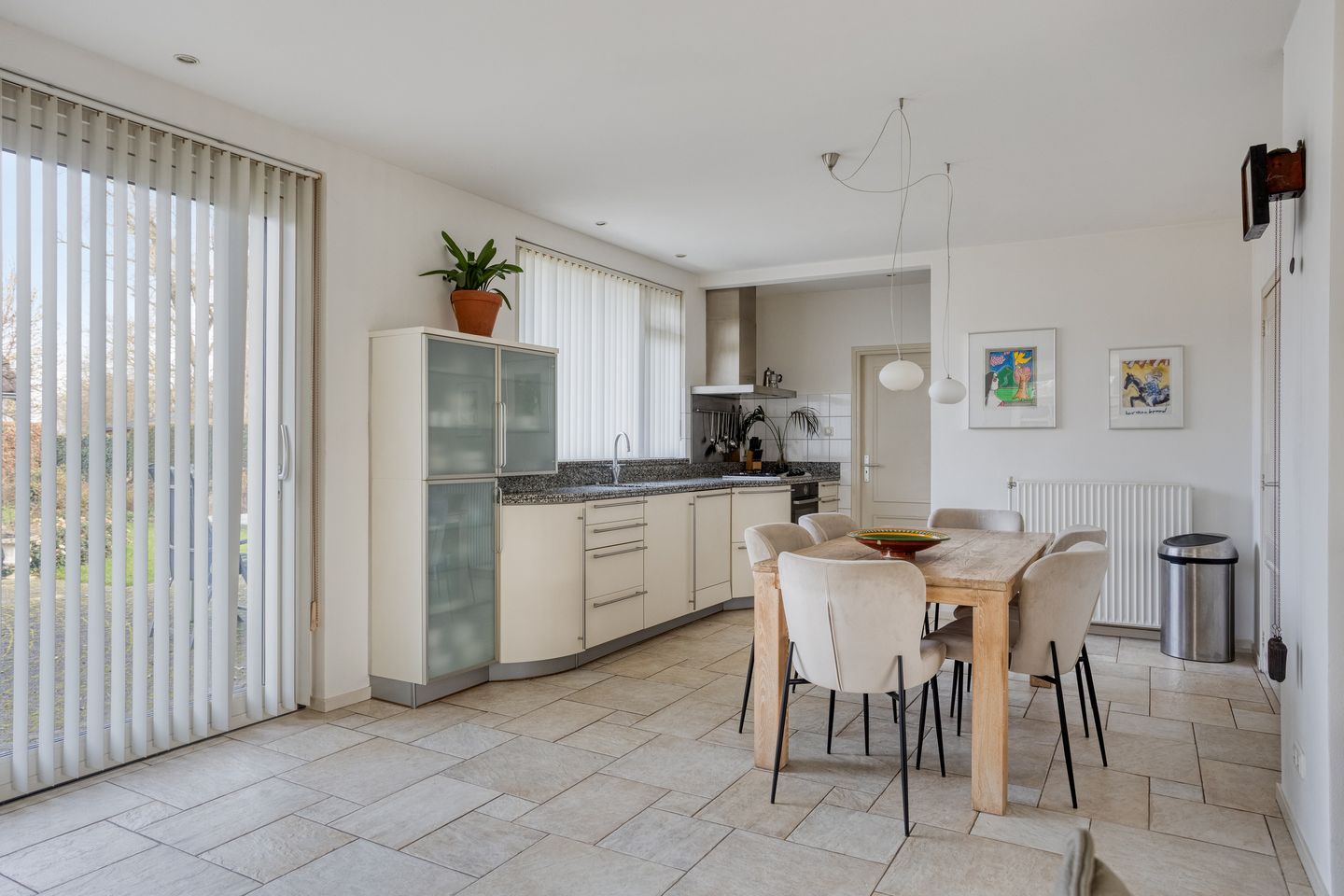Detached Semibungalow with Two Bathrooms, Garage, and Landscaped Garden in Linden — 16