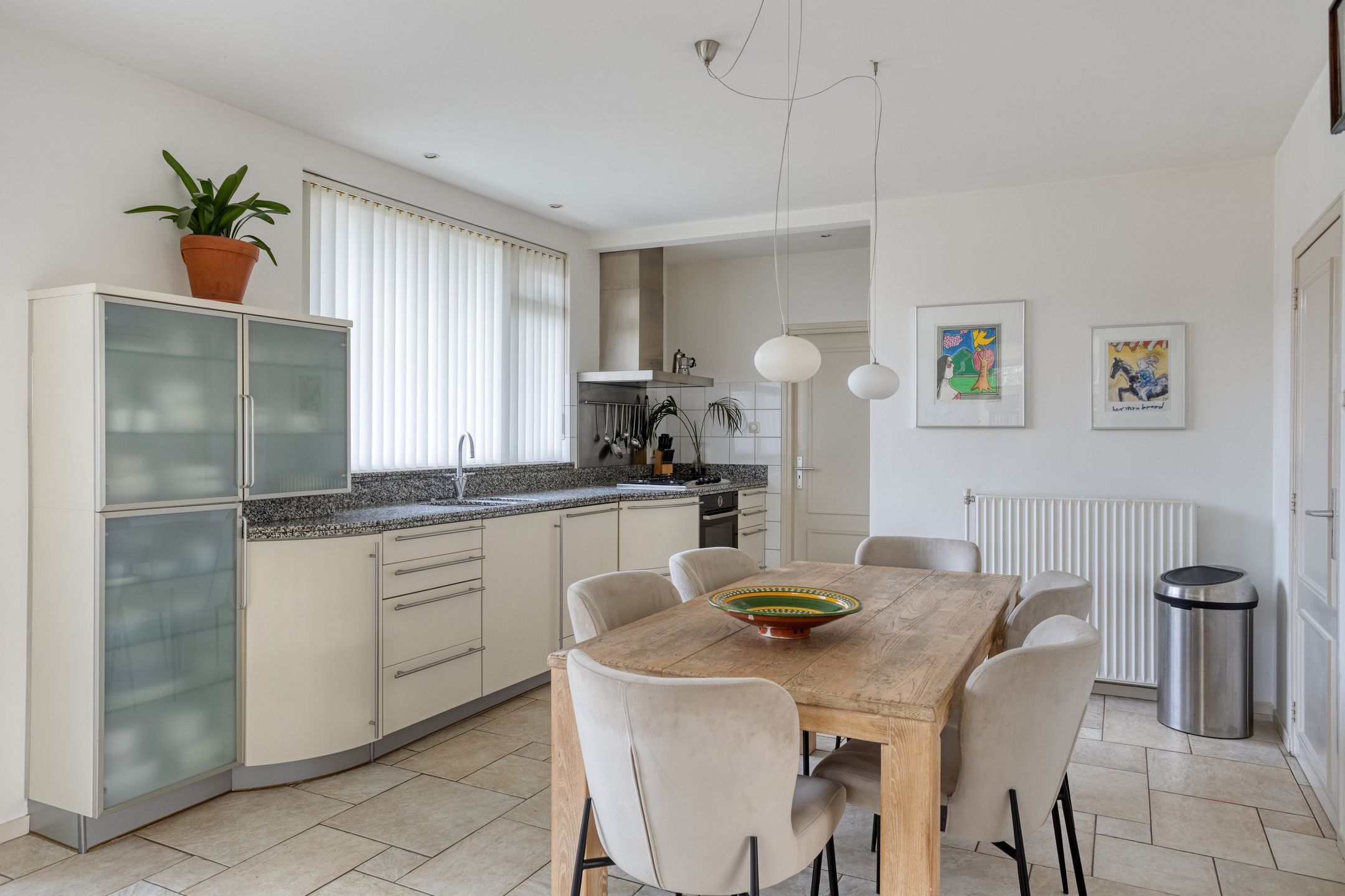 Detached Semibungalow with Two Bathrooms, Garage, and Landscaped Garden in Linden — 18