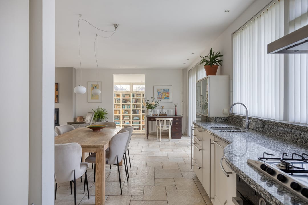 Detached Semibungalow with Two Bathrooms, Garage, and Landscaped Garden in Linden — 19