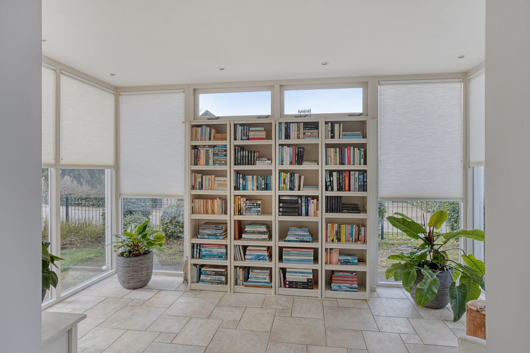 Detached Semibungalow with Two Bathrooms, Garage, and Landscaped Garden in Linden — 20