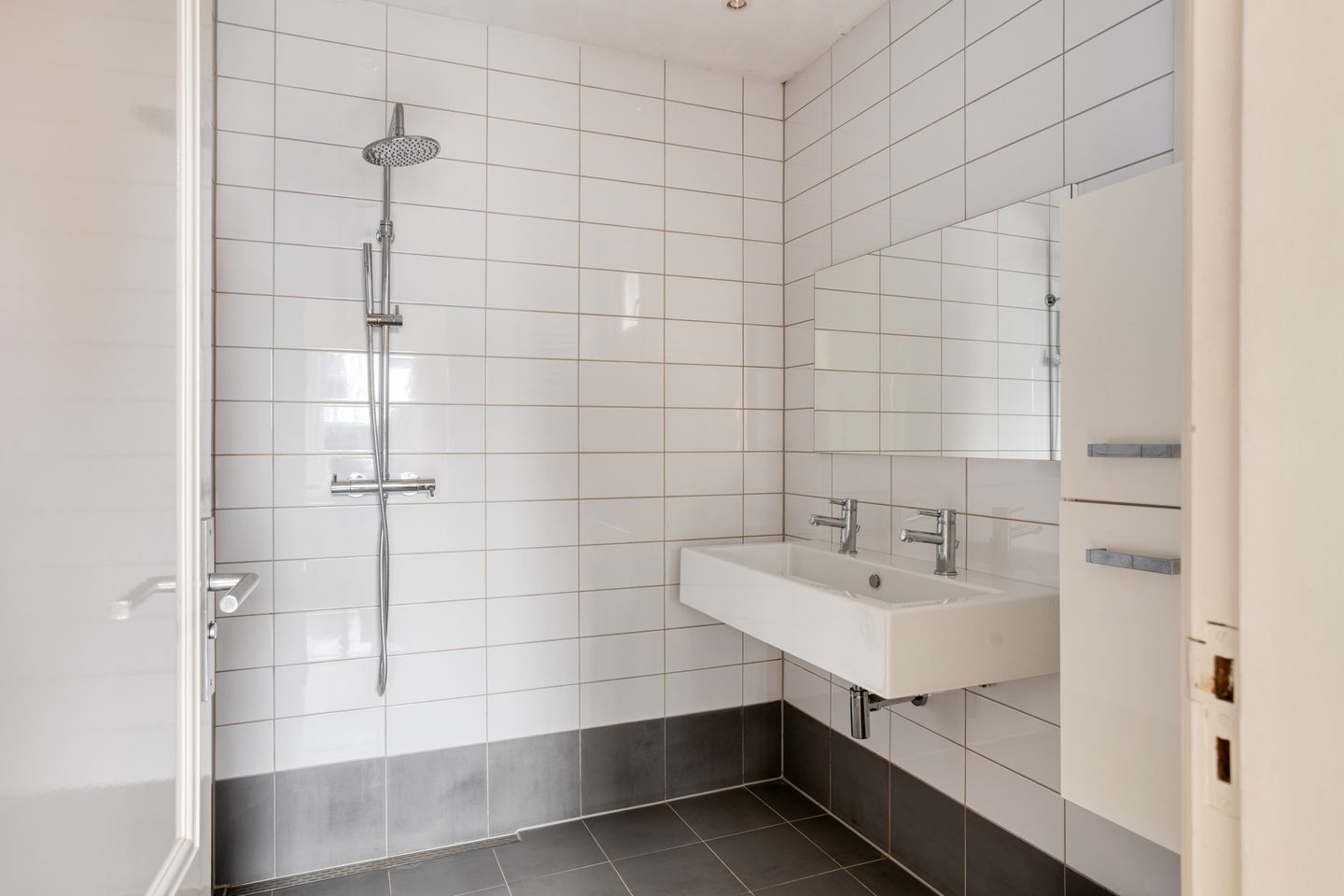 Detached Semibungalow with Two Bathrooms, Garage, and Landscaped Garden in Linden — 26