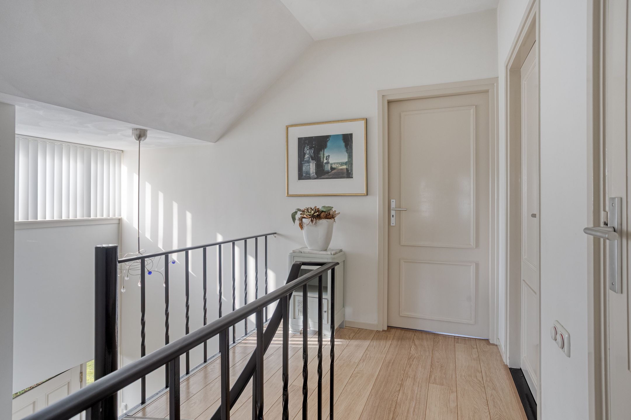 Detached Semibungalow with Two Bathrooms, Garage, and Landscaped Garden in Linden — 27