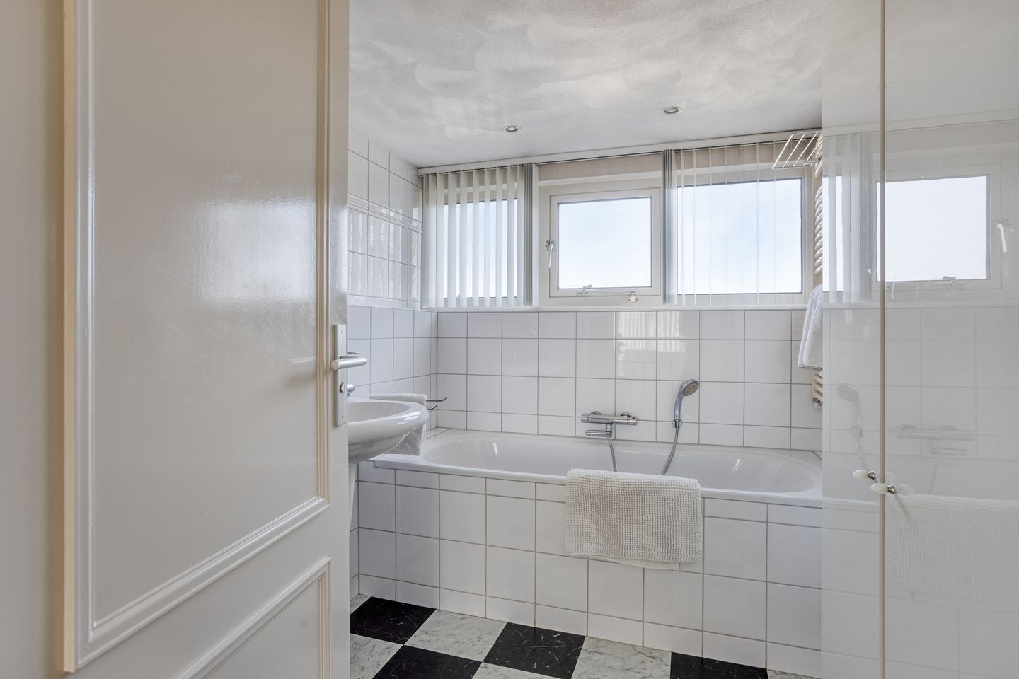 Detached Semibungalow with Two Bathrooms, Garage, and Landscaped Garden in Linden — 32