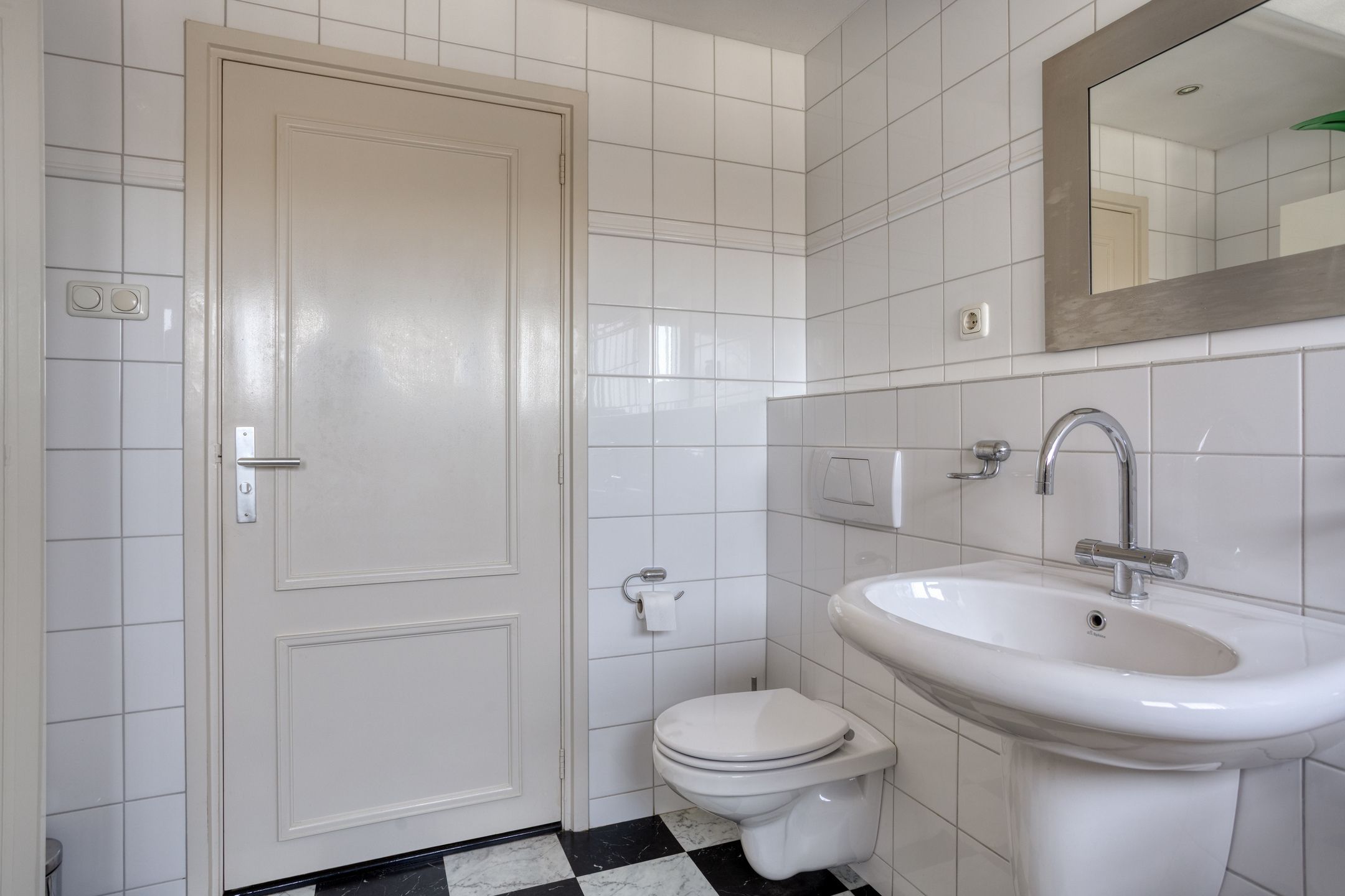 Detached Semibungalow with Two Bathrooms, Garage, and Landscaped Garden in Linden — 33