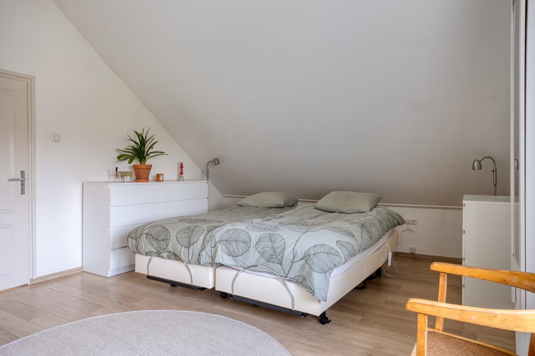 Detached Semibungalow with Two Bathrooms, Garage, and Landscaped Garden in Linden — 35
