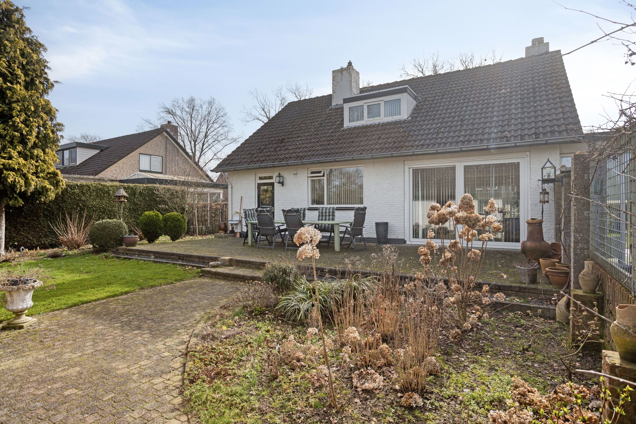 Detached Semibungalow with Two Bathrooms, Garage, and Landscaped Garden in Linden — 38