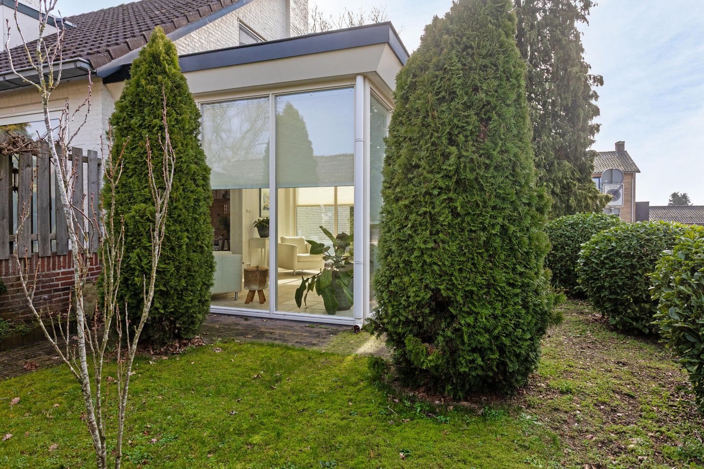 Detached Semibungalow with Two Bathrooms, Garage, and Landscaped Garden in Linden — 39