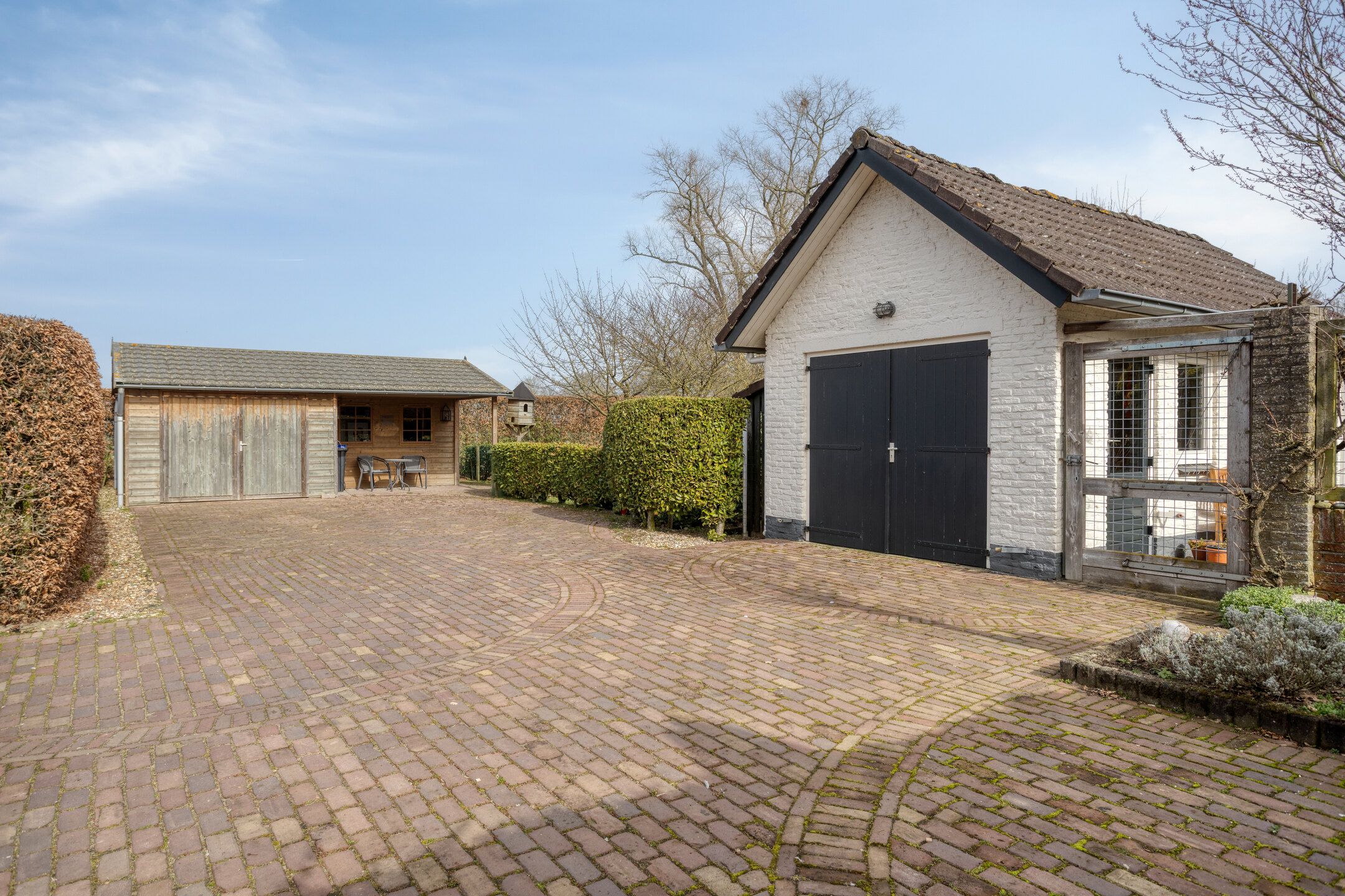 Detached Semibungalow with Two Bathrooms, Garage, and Landscaped Garden in Linden — 43