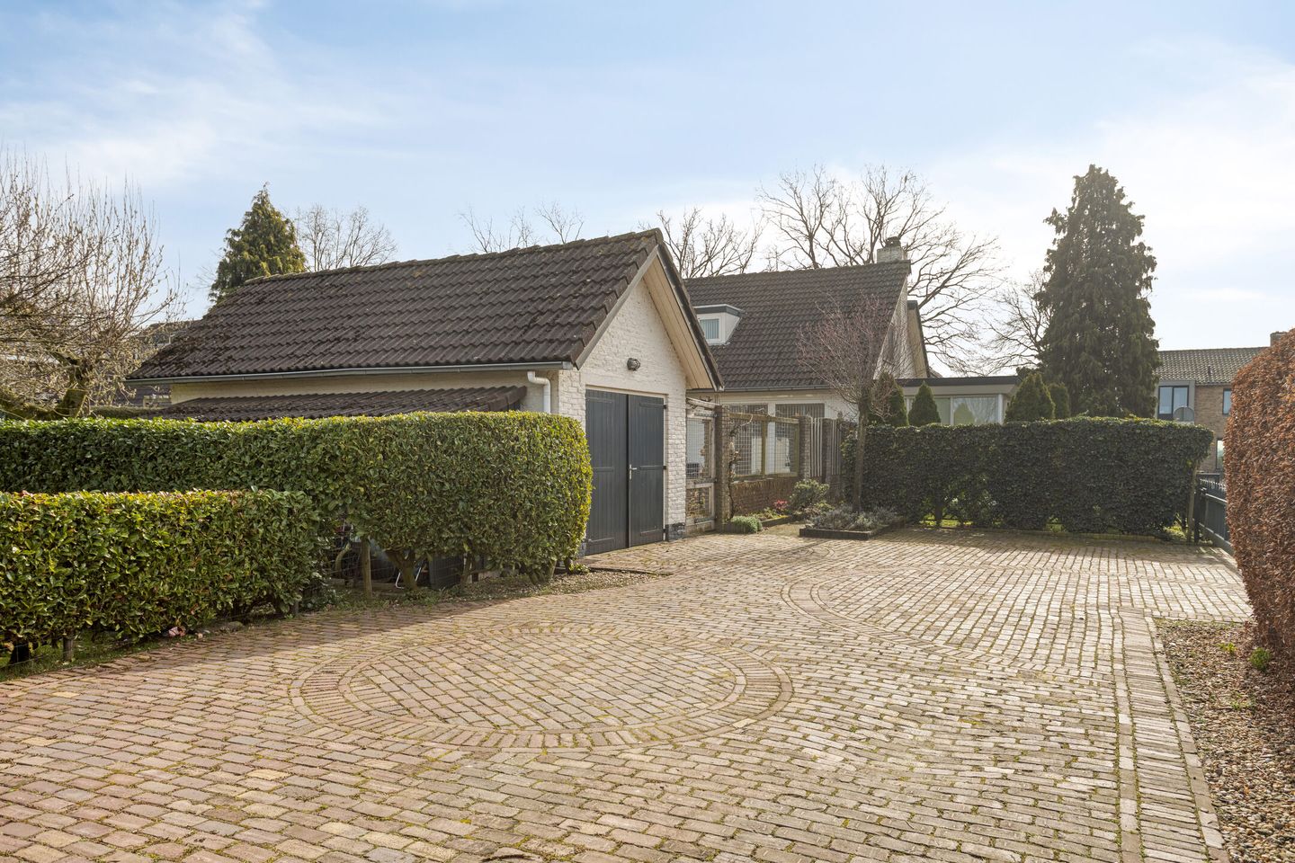Detached Semibungalow with Two Bathrooms, Garage, and Landscaped Garden in Linden — 44