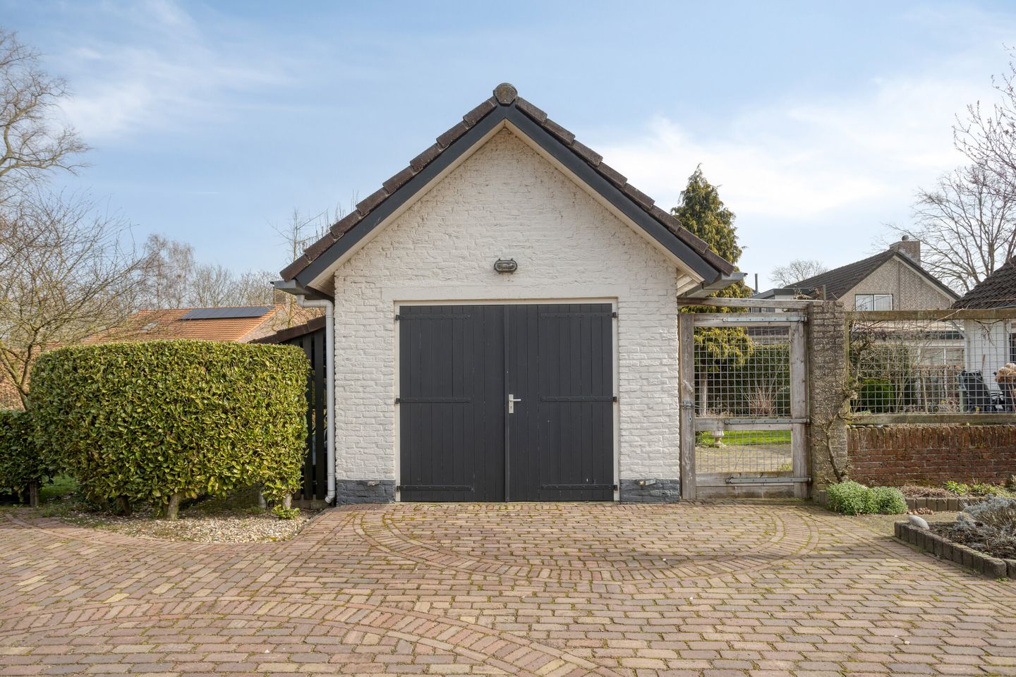 Detached Semibungalow with Two Bathrooms, Garage, and Landscaped Garden in Linden — 45