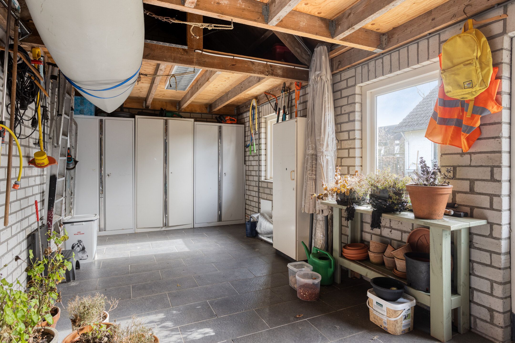 Detached Semibungalow with Two Bathrooms, Garage, and Landscaped Garden in Linden — 46