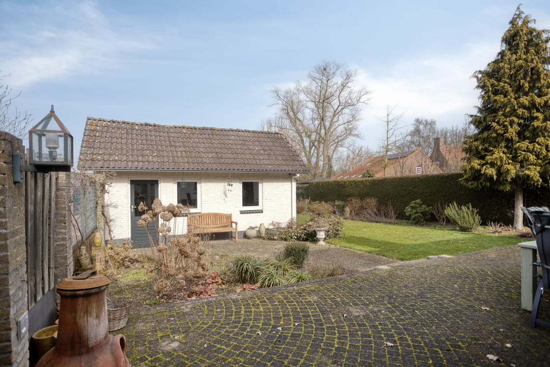 Detached Semibungalow with Two Bathrooms, Garage, and Landscaped Garden in Linden — 48