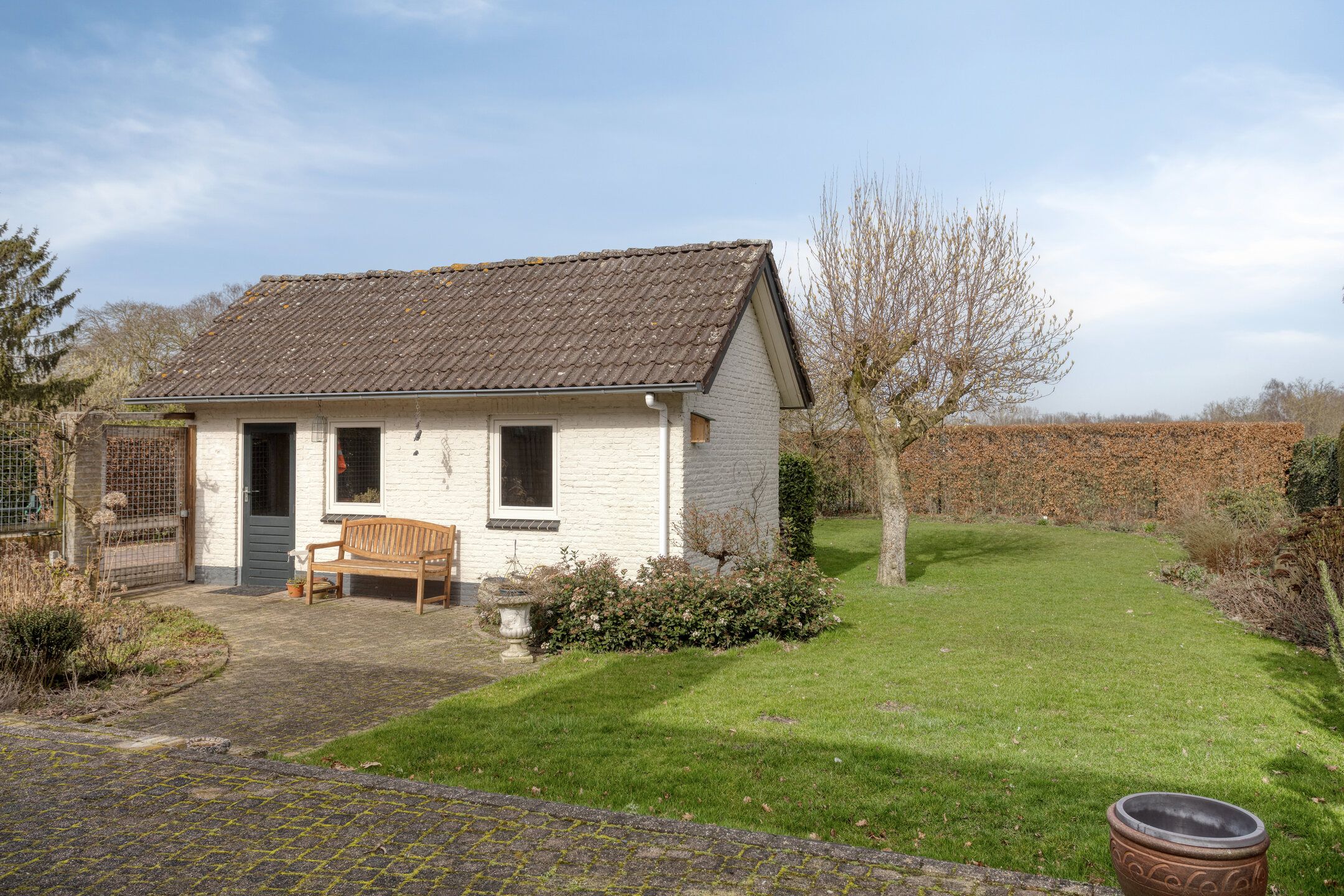 Detached Semibungalow with Two Bathrooms, Garage, and Landscaped Garden in Linden — 49