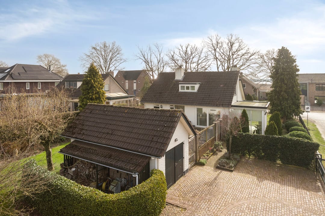 Detached Semibungalow with Two Bathrooms, Garage, and Landscaped Garden in Linden — 50