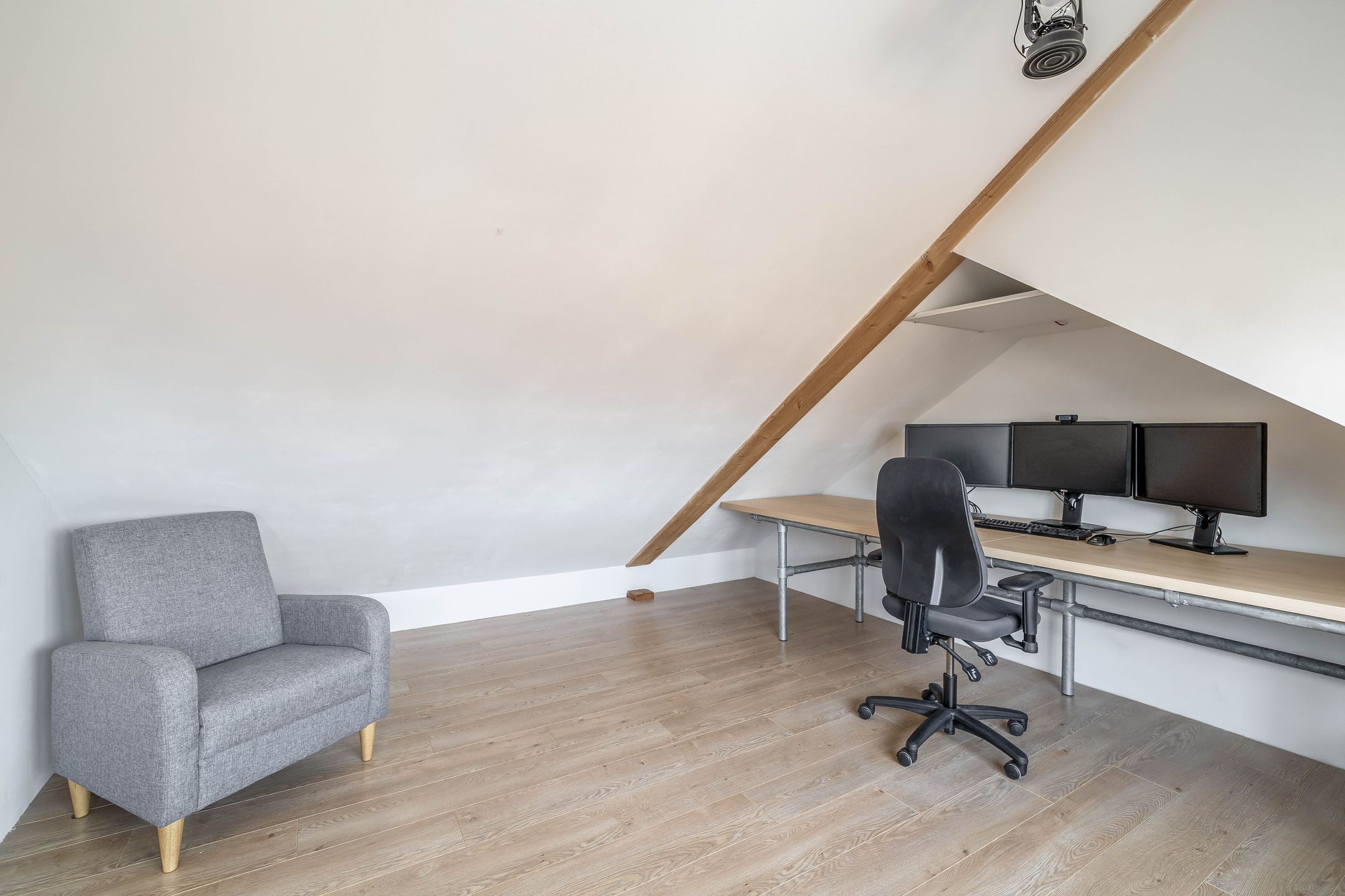Spacious Corner House with Large Garage and Sunny Garden in Wormerveer — 26