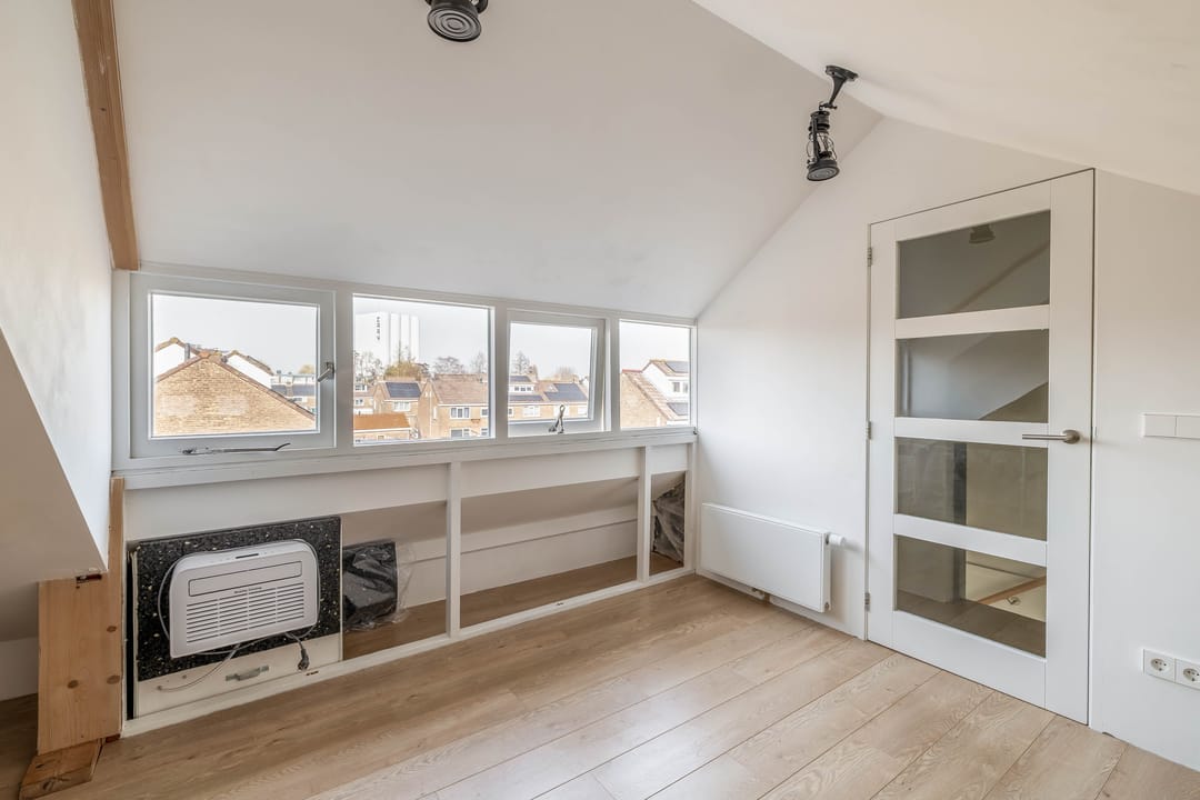 Spacious Corner House with Large Garage and Sunny Garden in Wormerveer — 27