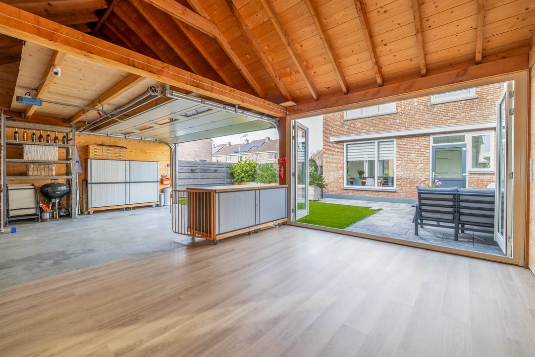 Spacious Corner House with Large Garage and Sunny Garden in Wormerveer — 36