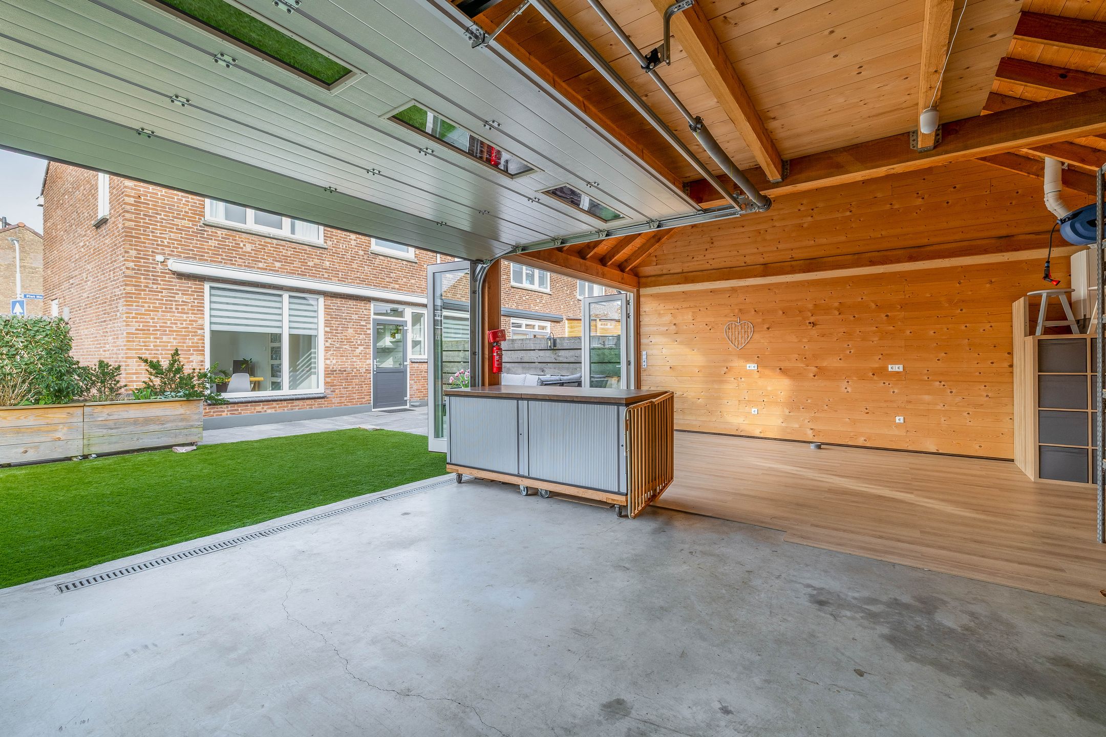 Spacious Corner House with Large Garage and Sunny Garden in Wormerveer — 37