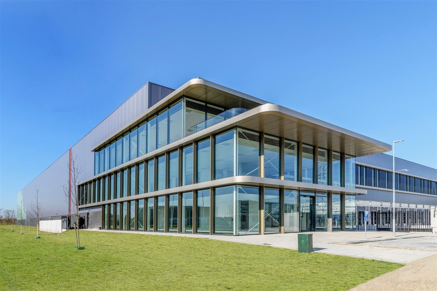 View photo 2 of Linie 9