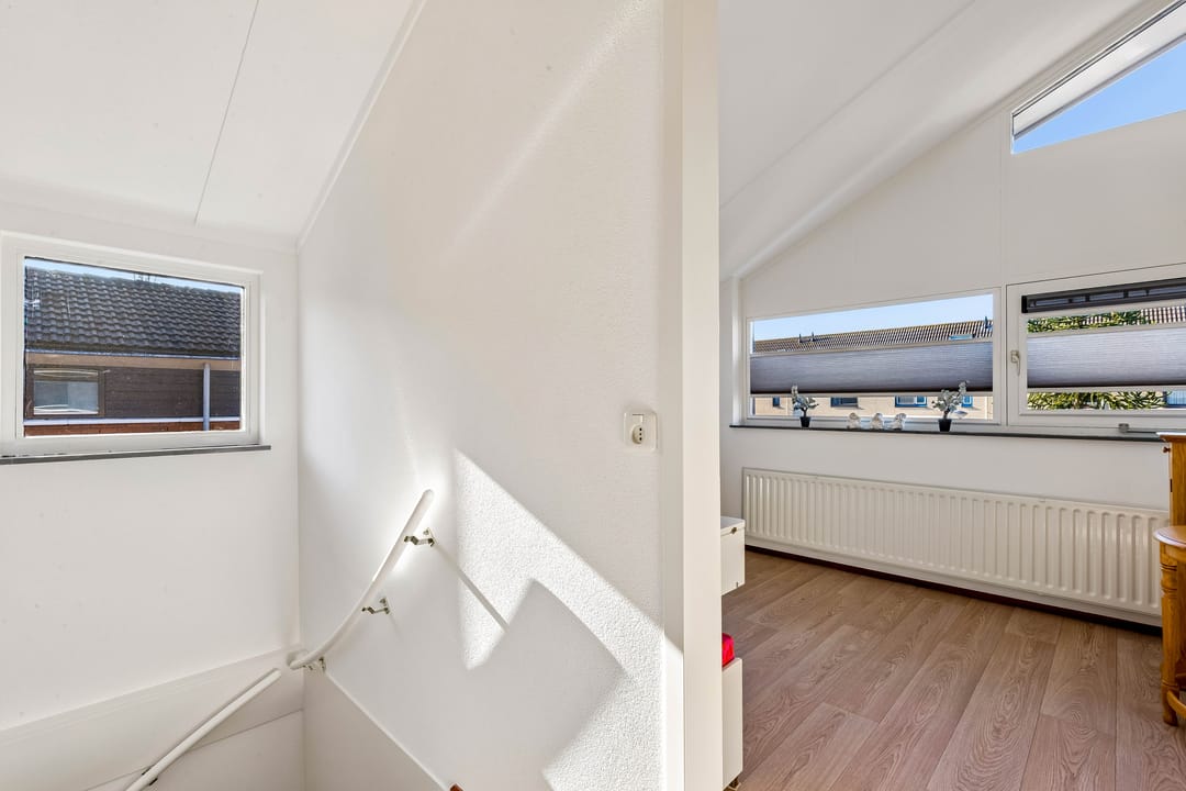 Renovated Semi-Bungalow with Communal Garden in Almere — 28
