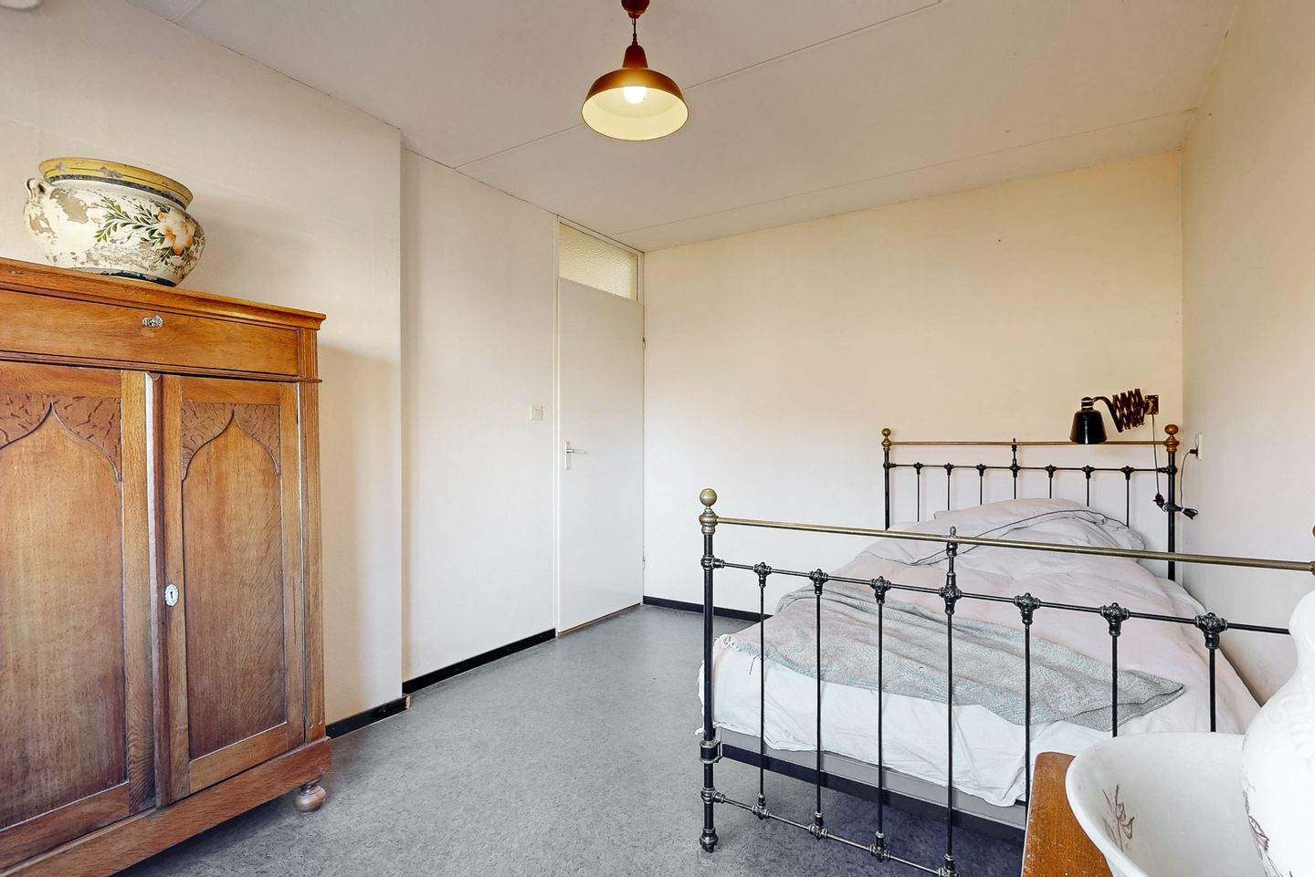 Spacious End Home with Extension and Additional Floor in Quiet Avenhorn Location — 22
