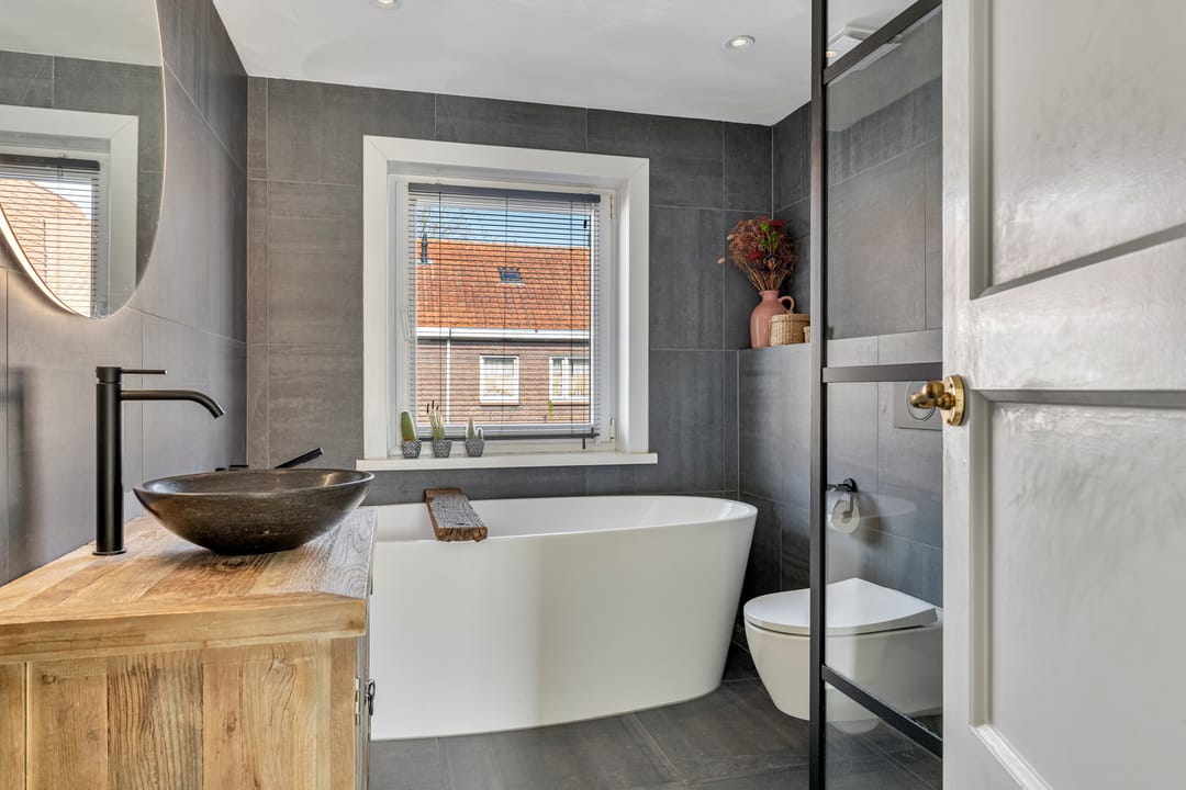 Stylish and Move-in Ready 1930s Terraced House with Sunny South-Facing Garden in Tilburg — 23