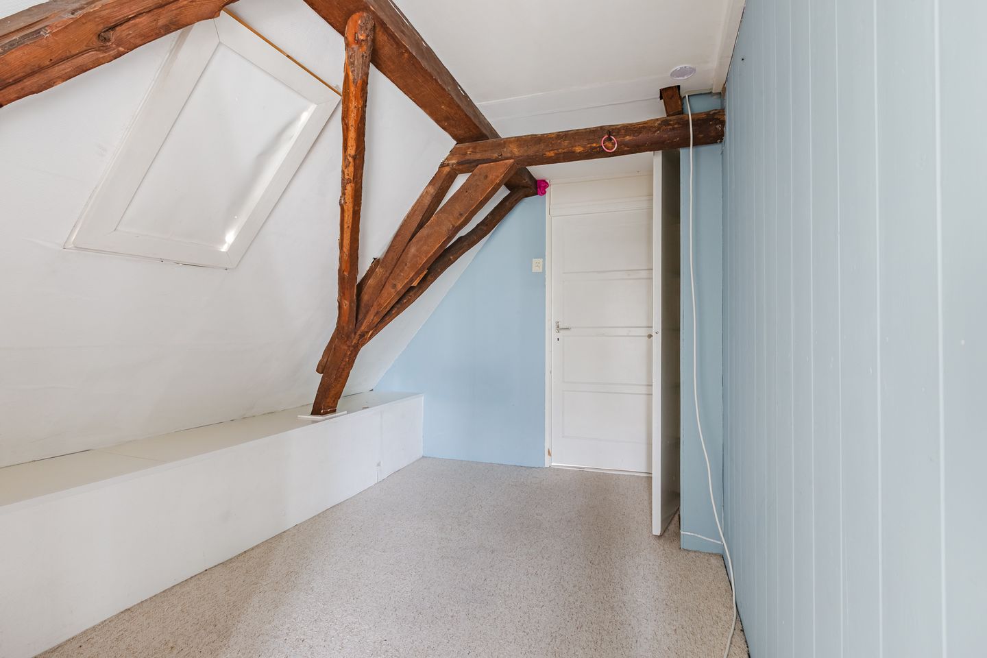 Spacious Detached Fixer-Upper with Water Views and Private Parking in Hillegom Center — 20