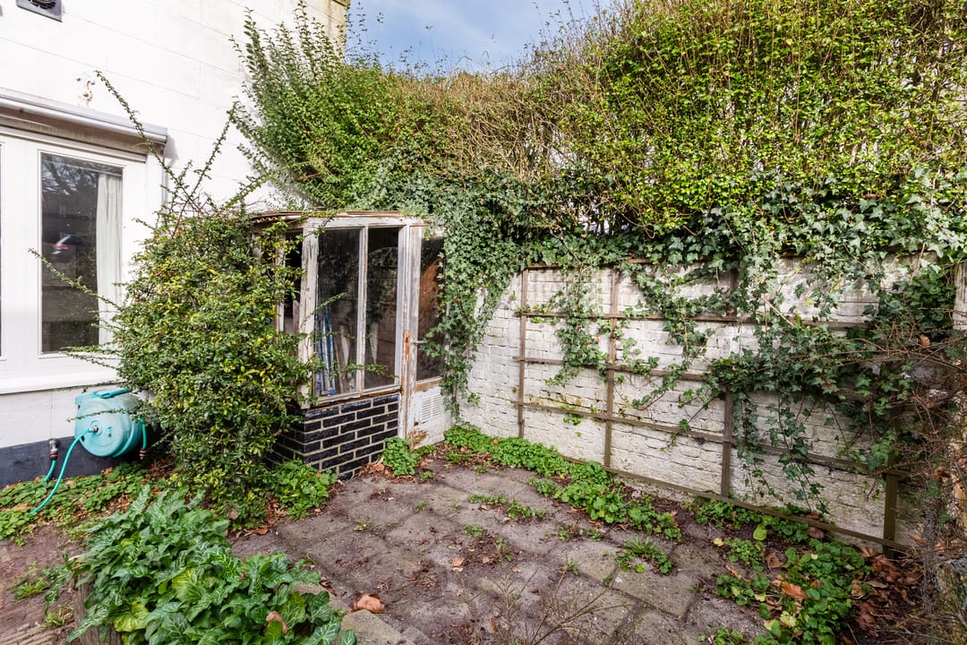 Spacious Detached Fixer-Upper with Water Views and Private Parking in Hillegom Center — 31