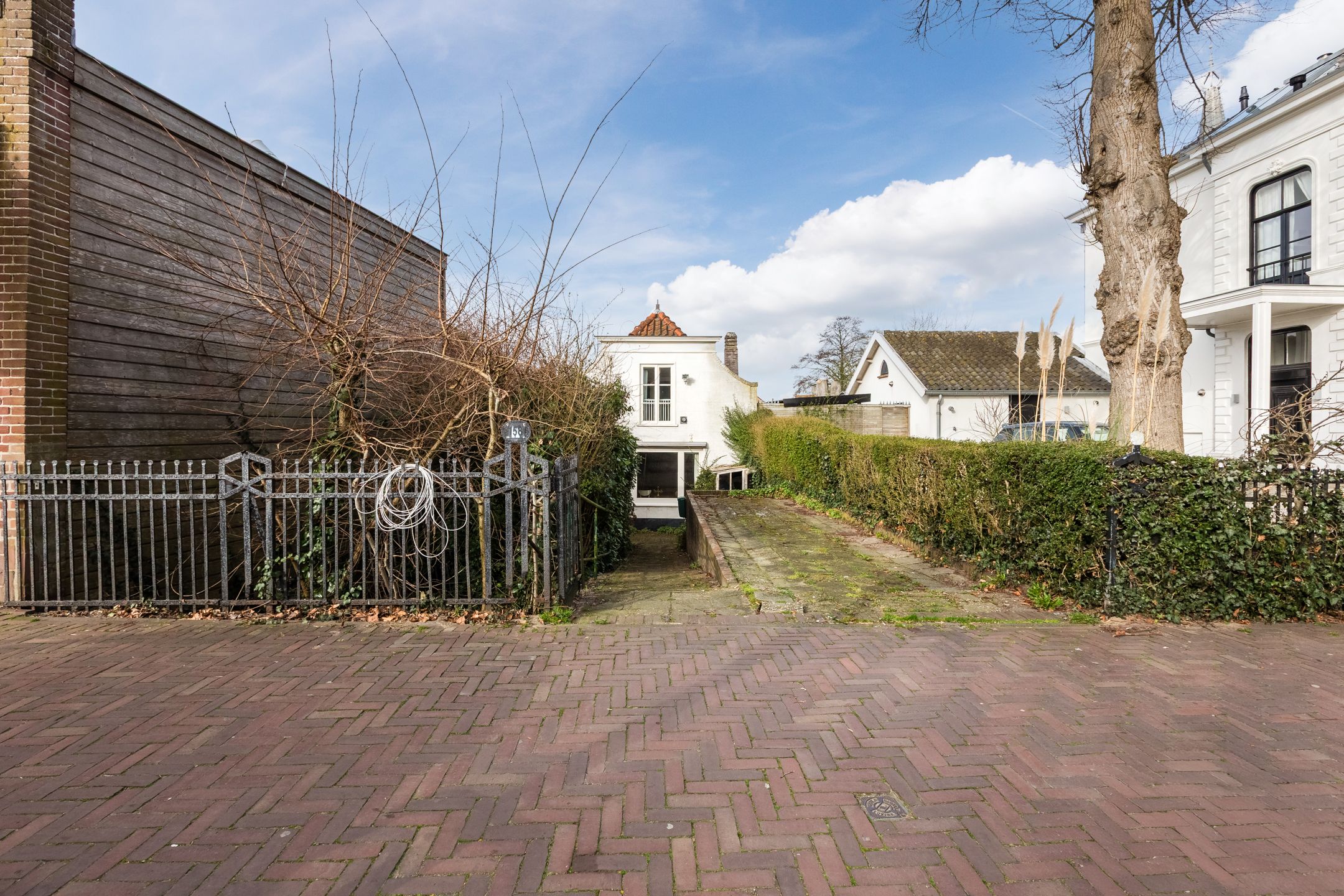 Spacious Detached Fixer-Upper with Water Views and Private Parking in Hillegom Center — 32