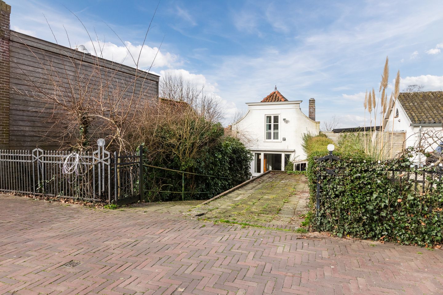 Spacious Detached Fixer-Upper with Water Views and Private Parking in Hillegom Center — 33