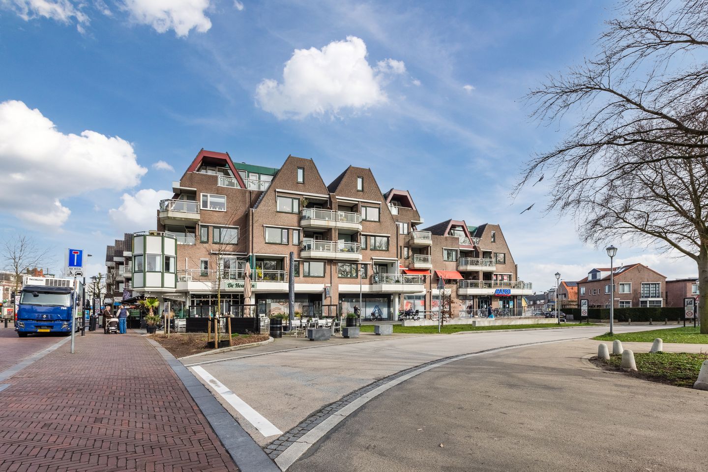Spacious Detached Fixer-Upper with Water Views and Private Parking in Hillegom Center — 43