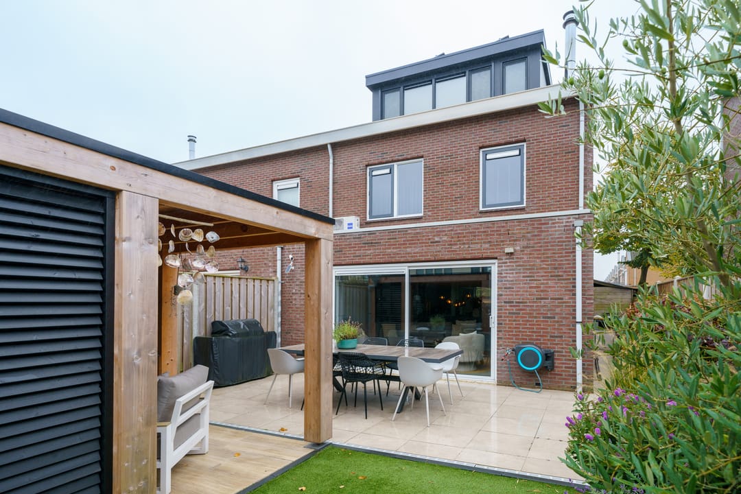 Photo 41 of A. Roland Holststraat 85