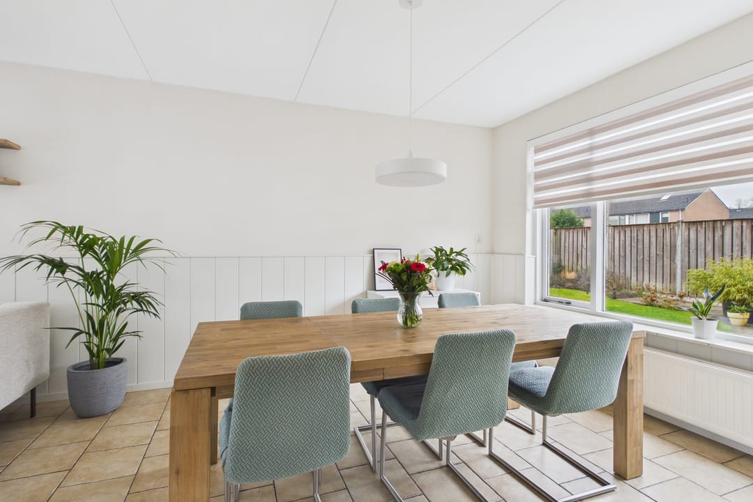Move-in ready semi-detached home with sunny garden and garage in Philippine — 14