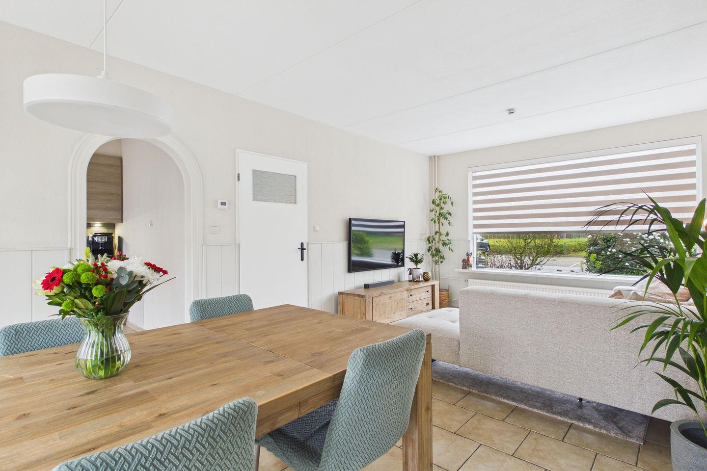 Move-in ready semi-detached home with sunny garden and garage in Philippine — 16
