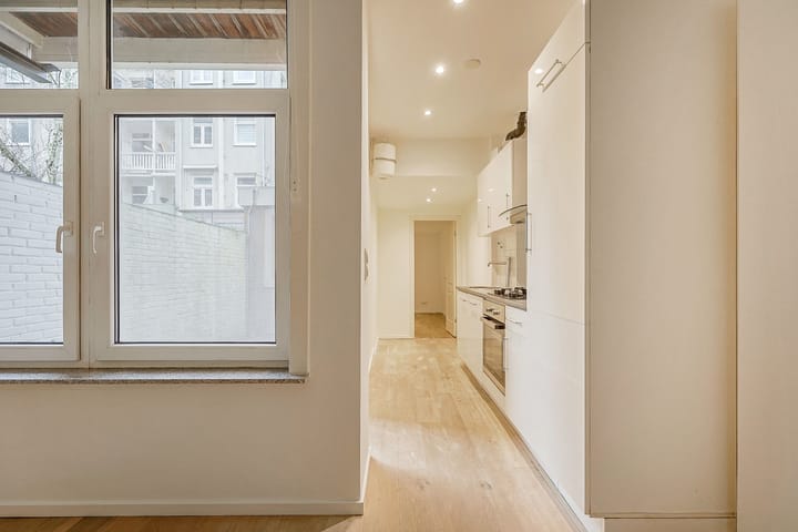 Photo 4 of Van Hogendorpstraat 62-H