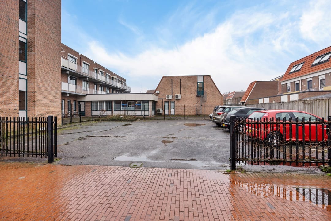Energy-Efficient Apartment with Private Garage in the Center of Winschoten — 9