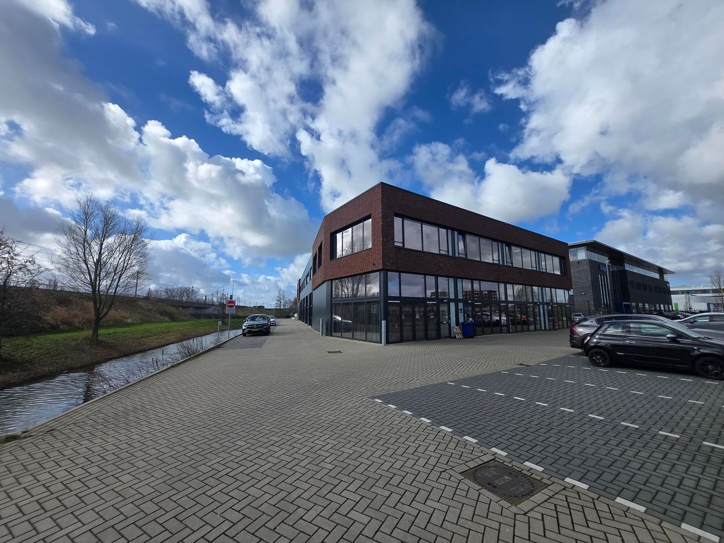 View photo 3 of Huygensstraat 17