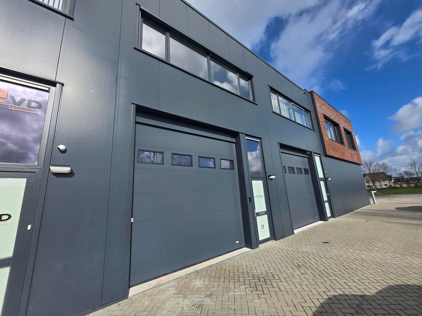 View photo 2 of Huygensstraat 17