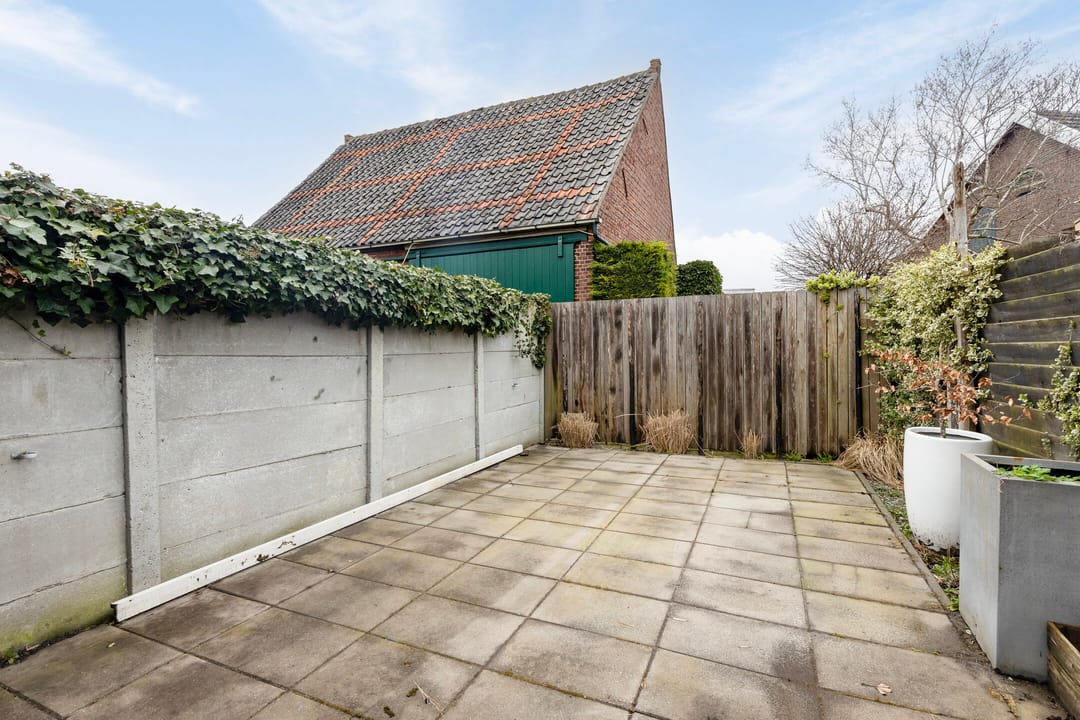 Ready to Move In Corner Home in Krabbendijke Center — 34