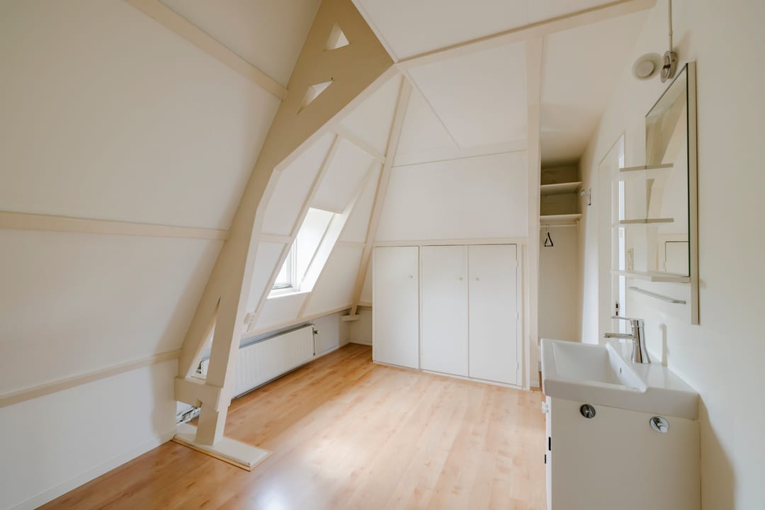 Characteristic upstairs apartment with views and potential in Bloemendaal center — 13