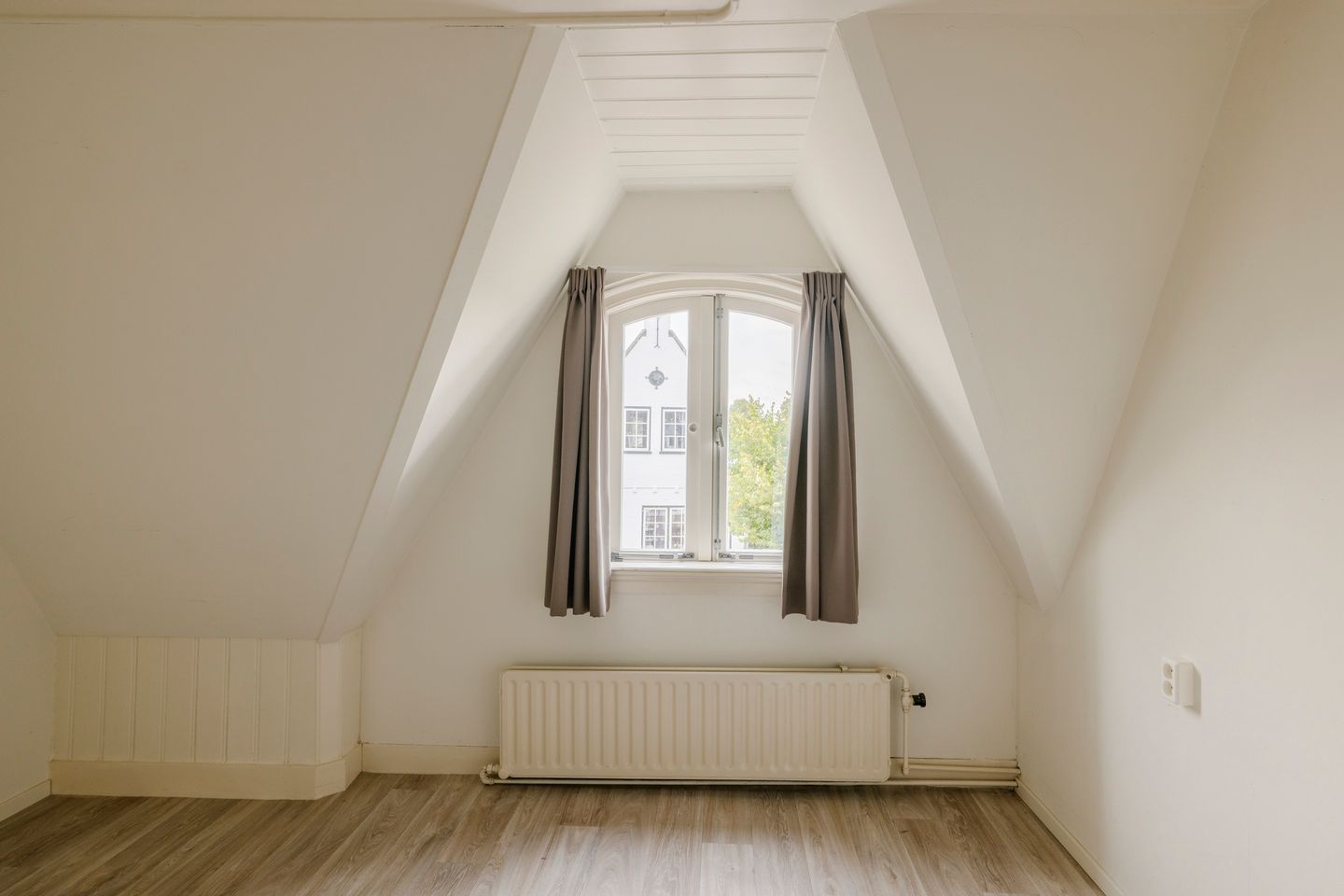 Characteristic upstairs apartment with views and potential in Bloemendaal center — 16